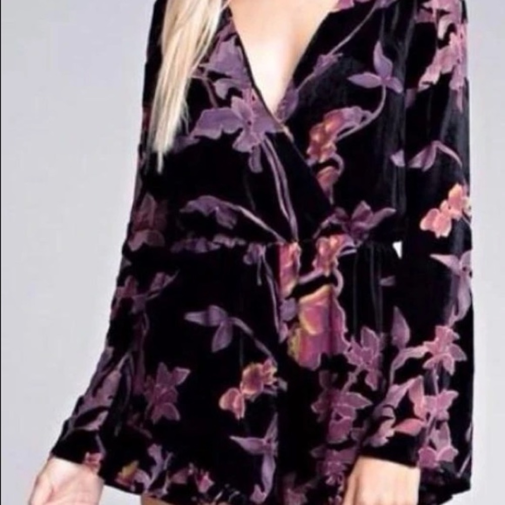 Black velvet floral romper with flared sleeves - Picture 7 of 7